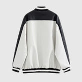 Lockere, lässige Baseballjacke aus Leder mit Flicken